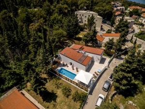 Luxury villa with a swimming pool Split 13408