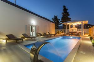 Luxury villa with a swimming pool Split 13408
