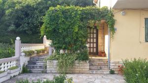 Apartments with a parking space Klis, Split - 13435 