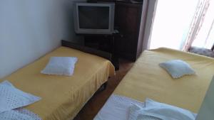 Apartments with a parking space Klis, Split - 13435