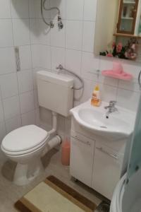 Apartments with a parking space Klis, Split - 13435