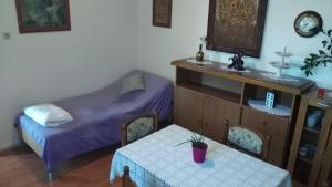 Apartments with a parking space Klis, Split - 13435