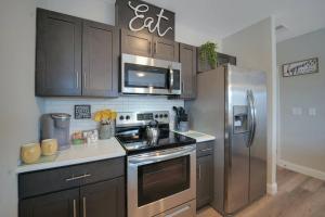 Beautiful 2BR AptEWR AirportKing Free Parking