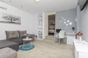 Apartments with parking space Brela, Makarska - 11687