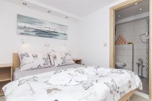 Apartments with parking space Brela, Makarska - 11687