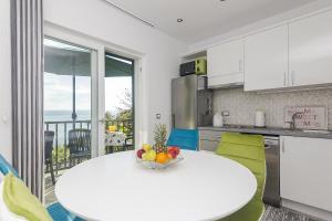 Apartments with parking space Brela, Makarska - 11687