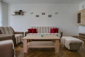 Apartments by the sea Pula - 13502