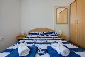 Apartments by the sea Pula - 13502