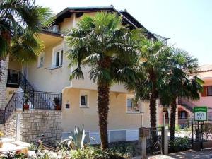 Apartments with a parking space Novigrad - 13511 