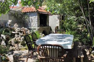 Apartments and rooms with parking space Krk - 13553