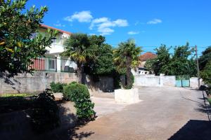 Apartments by the sea Tisno, Murter - 13588