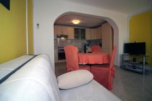 Apartments by the sea Tisno, Murter - 13588