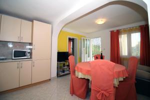 Apartments by the sea Tisno, Murter - 13588