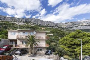 Apartments by the sea Brela, Makarska - 13620 
