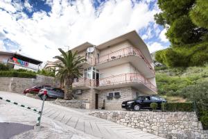 Apartments by the sea Brela, Makarska - 13620 