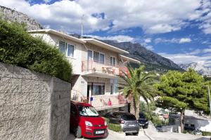 Apartments by the sea Brela, Makarska - 13620