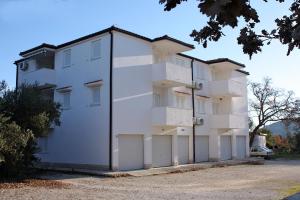 Apartments with parking space Rogoznica - 13684