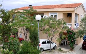 Apartments with parking space Vir - 13686