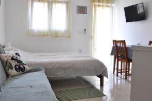 Apartments with parking space Vir - 13686