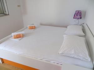 Apartments by the sea Bol, Brac - 13665