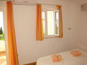 Apartments by the sea Bol, Brac - 13665