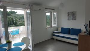 Apartments by the sea Stomorska, Solta - 13695