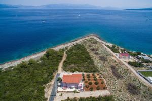 Apartments by the sea Necujam, Solta - 13726