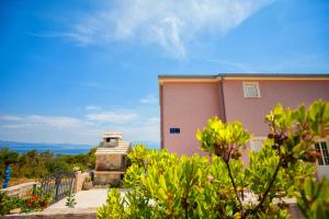 Apartments by the sea Necujam, Solta - 13726