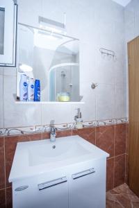 Apartments by the sea Necujam, Solta - 13726