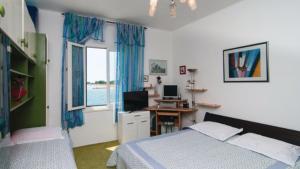 Apartments by the sea Omis 13727