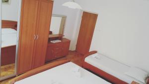 Apartments with a parking space Omis - 14625