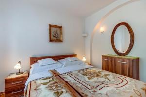 Apartments and rooms by the sea Mali Losinj (Losinj) - 14652