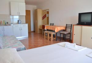 Studio with Balcony and Sea View room in Studio Gradac 13681b