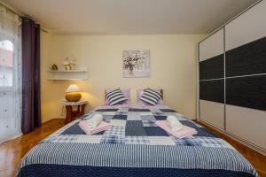 Apartments with a parking space Kastel Stafilic, Kastela - 14714