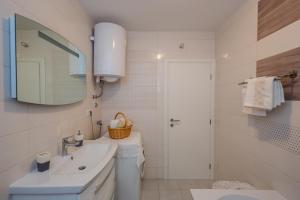 Apartments with a parking space Kastel Stafilic, Kastela - 14714