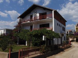 Apartments by the sea Sucuraj, Hvar - 14736