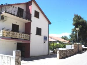 Apartments by the sea Jelsa, Hvar - 14754