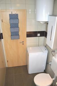 Apartments by the sea Jelsa, Hvar - 14754