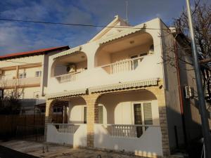 Apartments with a parking space Vodice - 14798 