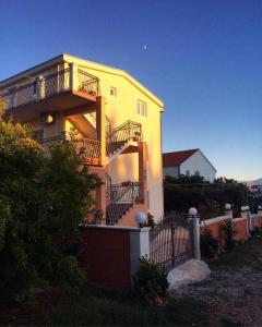 Apartments by the sea Sucuraj, Hvar - 14866