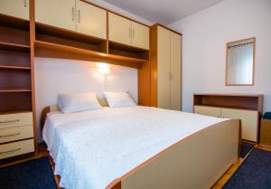 Apartments by the sea Barbat, Rab - 14884