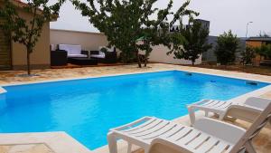 Family friendly apartments with a swimming pool Zadar  14933