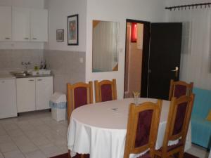 Apartments with a parking space Milna, Brac - 14961