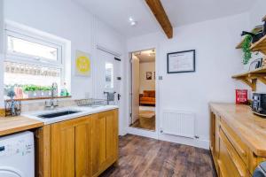 Charming 3 Bed Home in the Garden Quarter, Chester
