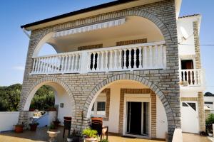 Apartments with a parking space Kampor, Rab - 14998 