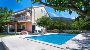 Family friendly apartments with a swimming pool Podstrana, Split - 15040