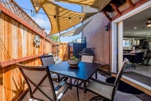 Sunsoak Shack Fantastic home near the beach with fireplace, fast WiFi, & washerdryer