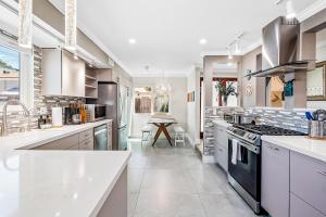 Sunsoak Shack Fantastic home near the beach with fireplace, fast WiFi, & washerdryer