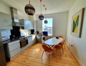 Sunny Apartment with a 10 minute walk to the Sea.