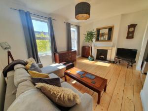 Sunny Apartment with a 10 minute walk to the Sea.